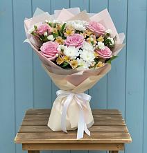 Букет цветов из:  Гвоздики, Орхидеи и Розы в Летней Ставке