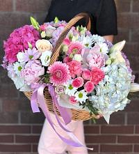 Композиция солнечный день в Летней Ставке Цветочная композиция из Розы, Хризантемы, Пионы и Лизиантусы в корзине в Летней Ставке