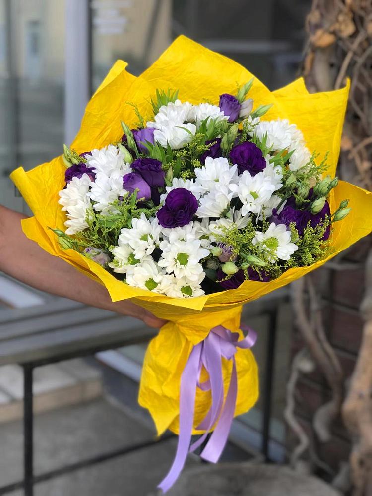 Букет цветов из: Ирисы, Хризантемы и Ромашки в Летней Ставке