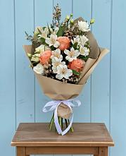 Букет цветов из:  Альстромерии, Лизиантусы, Розы и Хризантемы в Летней Ставке