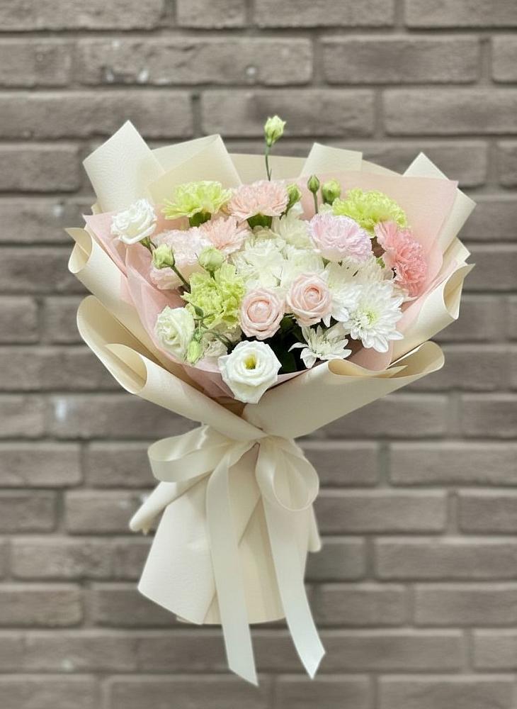 Букет цветов из: Гвоздики, Розы, Лизиантусы и Хризантемы в Летней Ставке