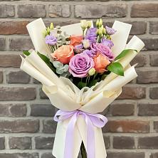 Букет цветов из:  Лизиантусы и Розы в Летней Ставке