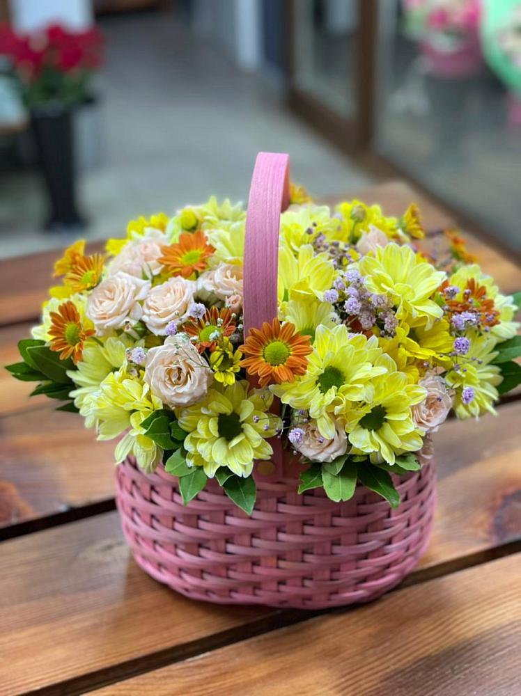Цветочная композиция из Хризантемы и Розы в корзине в Летней Ставке