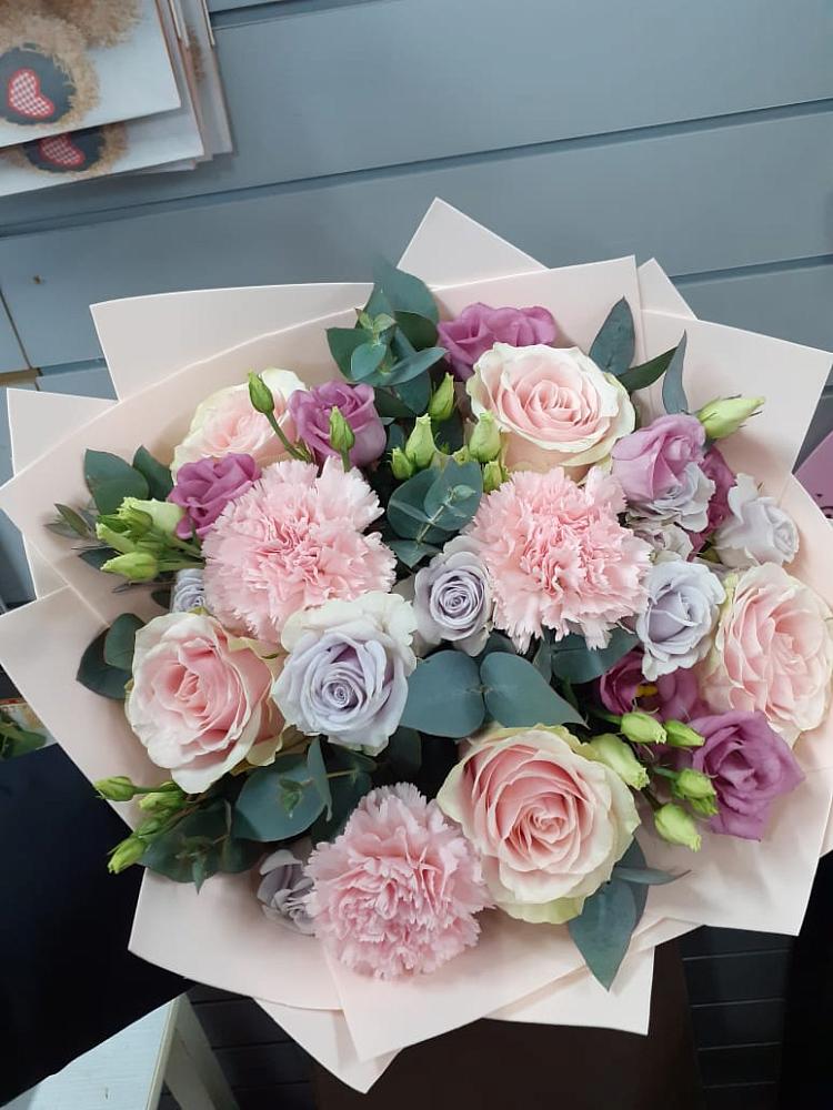 Букет цветов из: Розы, Гвоздики и Лизиантусы в Летней Ставке