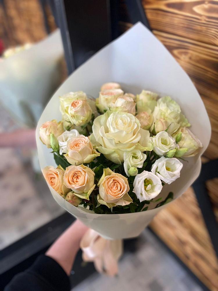 Букет цветов из: Розы и Лизиантусы в Летней Ставке